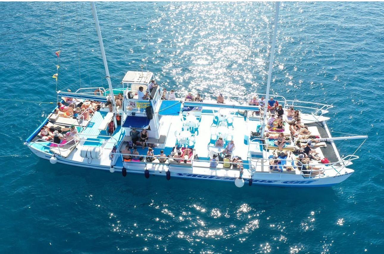 Cubierta del catamarán llena de clientes en plena travesía